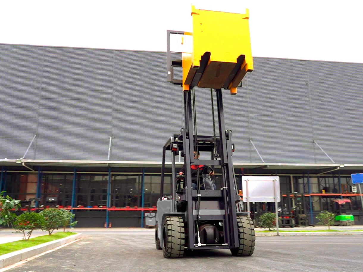 Elektryczny wózek czołowy o dużym udźwigu Q-LIFT CPD50L1 z podniesionym masztem