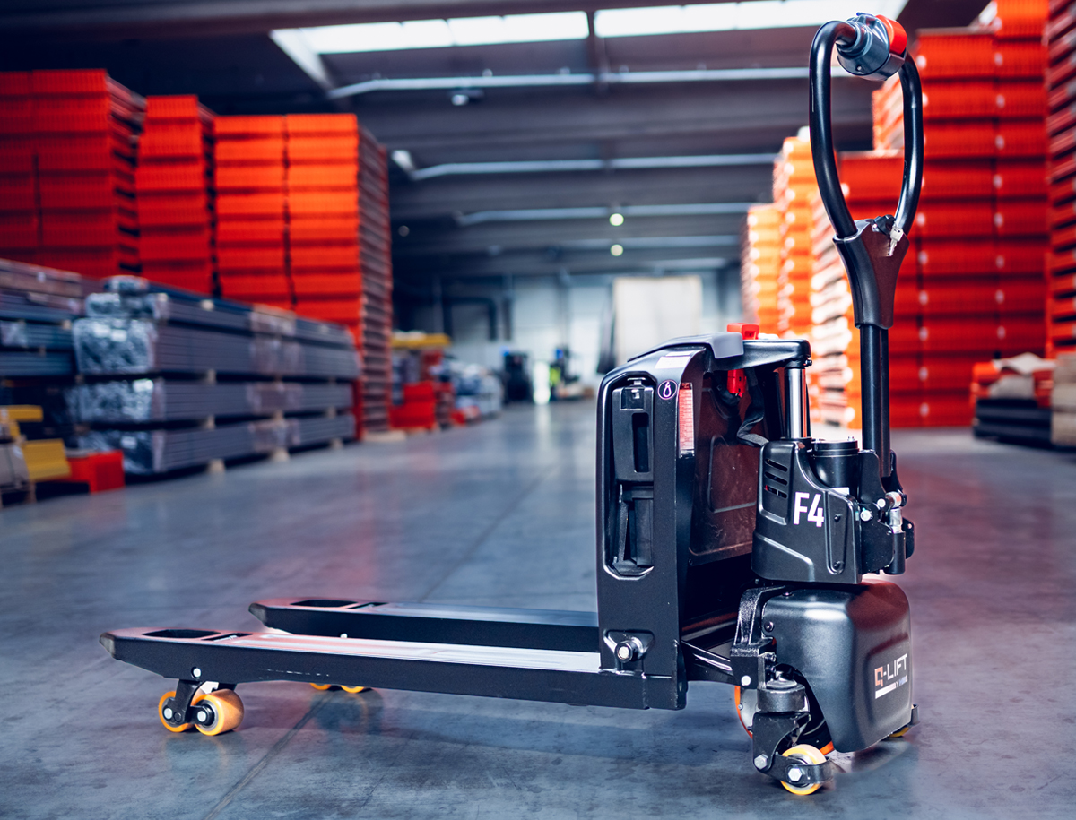 Elektryczny wózek paletowy Q-LIFT F4 w magazynie