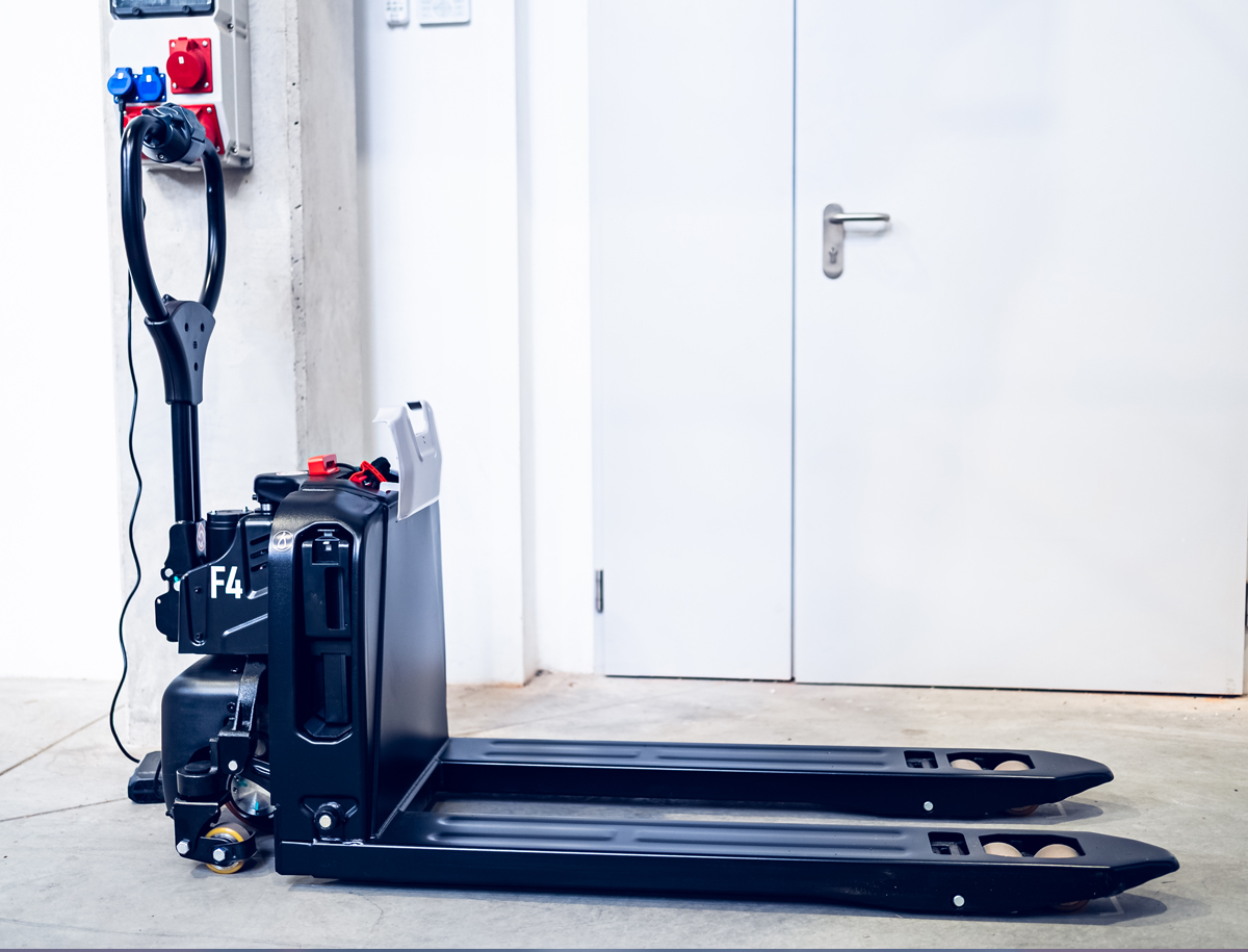 Ładowanie elektrycznego wózka paletowego Q-LIFT F4