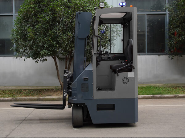 Elektryczny wózek wielokierunkowy Q-LIFT MQK30 na zewnątrz