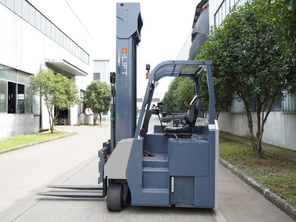 Elektryczny wózek wielokierunkowy Q-LIFT MQK40 na zewnątrz