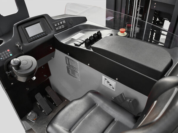 Kabina operatora w elektrycznym wózku wielokierunkowym Q-LIFT MQZ